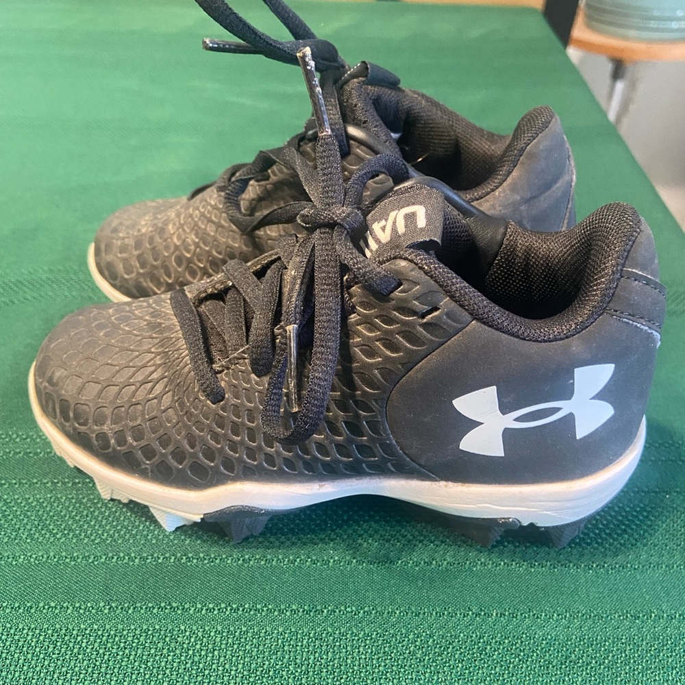 Under Armour girls soccer Black Athletic Shoes size 10